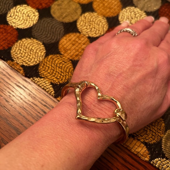 Open Metal Heart Hook Bracelet - Picture 3 of 3